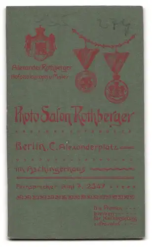 Fotografie Alexander Rothberger, Berlin, Alexanderplatz, Süsses Kleinkind im Kleid mit nackigen Füssen