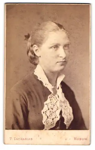 Fotografie T. Zacharias, Husum, Neustadt 172, Junge Dame mit Flechtfrisur