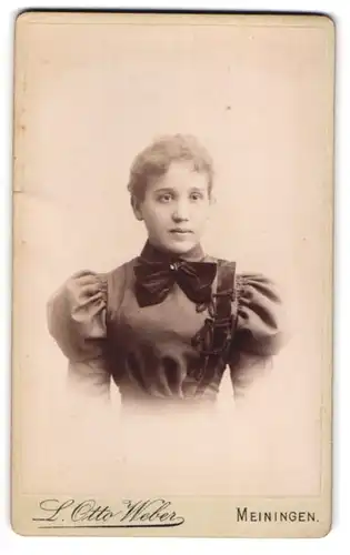 Fotografie L. Otto Weber, Meiningen, Bismarck-Str. 15, Junge Dame im hübschen Kleid