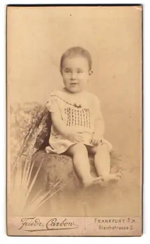 Fotografie Friedrich Carbon, Frankfurt a.M., Bleichstr. 2, Kleines Kind im Hemd mit nackigen Füssen