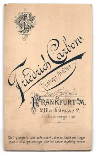 Fotografie Friedrich Carbon, Frankfurt a.M., Bleichstr. 2, Kleines Kind im Hemd mit nackigen Füssen