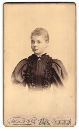 Fotografie B. Wehle, Dresden, Marien-Str. 44, Junge Dame mit zürckgebundenem Haar