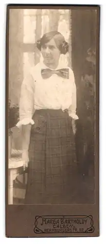 Fotografie Marga Bartholdy, Calbe a. S., Bernburgerstr. 92, Junge Dame in weisser Bluse und Rock