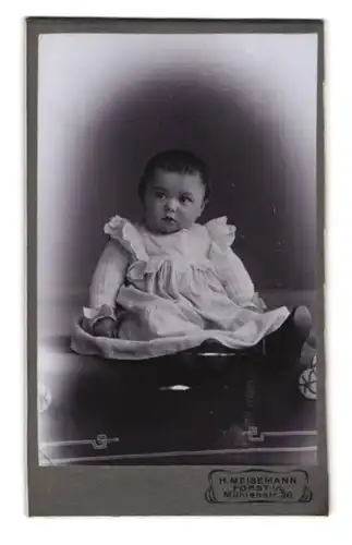 Fotografie H. Meisemann, Forst i. L., Mühlenst. 36, Süsses Kleinkind im hübschen Kleid