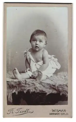 Fotografie Fr. Tiedt, Wismar, Dankwart-Str. 20, Süsses Kleinkind im Hemd mit nackigen Füssen