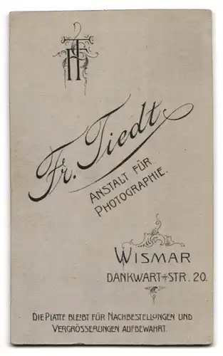 Fotografie Fr. Tiedt, Wismar, Dankwart-Str. 20, Süsses Kleinkind im Hemd mit nackigen Füssen