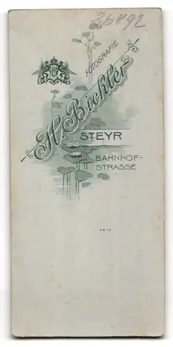 Fotografie H. Bichler, Steyr, Bahnhofstrasse, Kind in weisser Kleidung