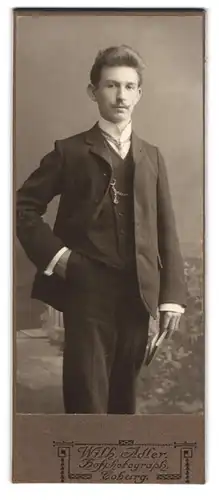 Fotografie Wilh. Adler, Coburg, Junger Herr im Anzug mit Krawatte