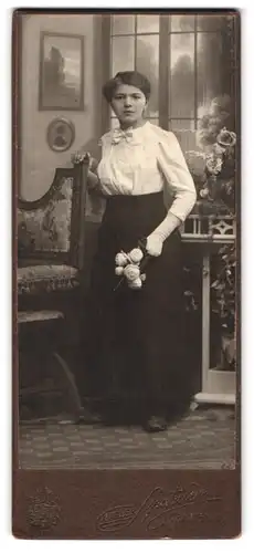 Fotografie Franz Spatzier, Traufenau, Neuhoferstr. 19, Junge Dame in Bluse und Rock