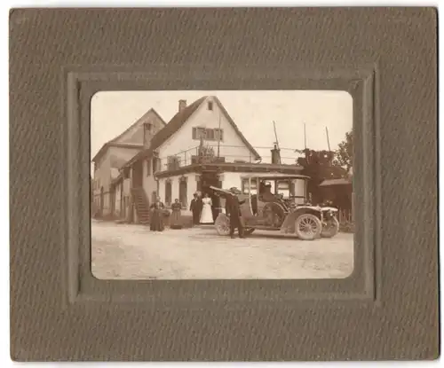Fotografie unbekannter Fotograf, Ansicht Ofterdingen, Modell Schloss Lichtenstein, Auto Landaulet, Droschke mit Fahrer