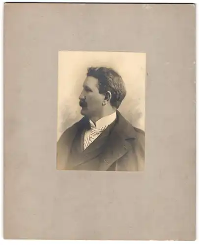 Fotografie Schwarzer, New York City - Brooklyn, Portrait Gentleman mit Schnauzbart im Anzug und Mantel