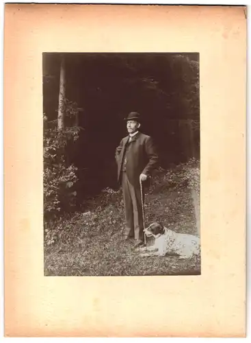 Fotografie Edelmann im Anzug mit Melone nebst Pointer Hund