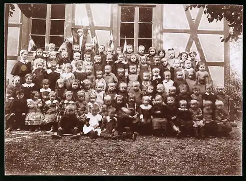 Fotografie unbekannter Fotograf, Ansicht Zschornewitz, Kinder-Gruppenbild mit Wappen-Fahne von Halle / Saale