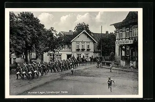 AK Munster-Lager /Lüneburger Heide, Strassenpartie mit Hotel Deutsches Haus und Soldatenparade