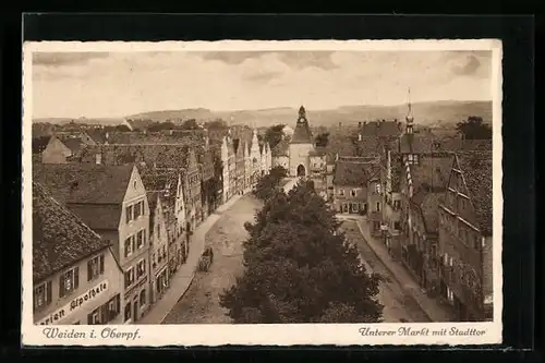 AK Weiden i. Oberpf., Strasse am unteren Markt mit Stadttor