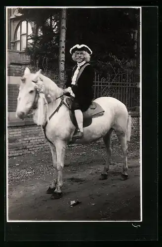 Foto-AK Reiter in historischem Kostüm auf einem Schimmel