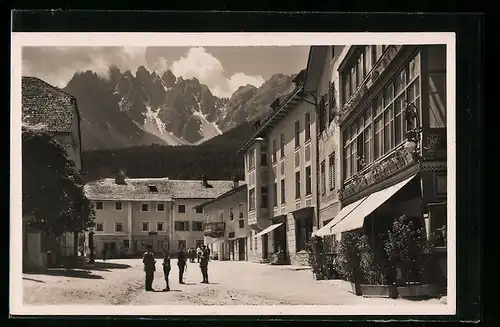 AK San Candido /Val Pusteria, Strassenpartie mit Dolomitenblick