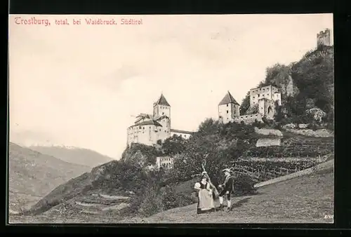 AK Waidbruck /Tirol, Trostburg mit Paar in Tracht