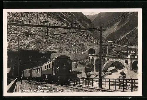 AK Goeschenen, Elekrischer Zug der Gotthardbahn mit Blick auf Viadukt und Tunnel