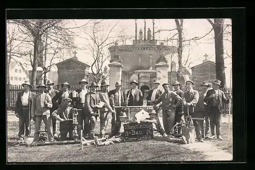 AK Kloster Lechfeld, Wasserleitungsbau 1914, Gruppenbild der Arbeiter vor dem Kloster