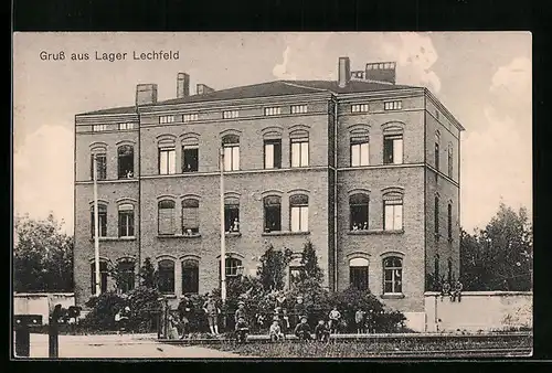 AK Lager Lechfeld, Gruppenfoto vor einem Gebäude