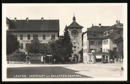 AK Laufen, Strasse in der Vorstadt mit Soldatendenkmal