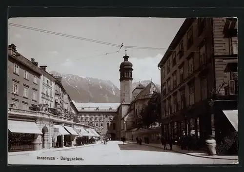 Foto-AK Fritz Gratl: Innsbruck, Strassenpartie Burggraben mit Kirche