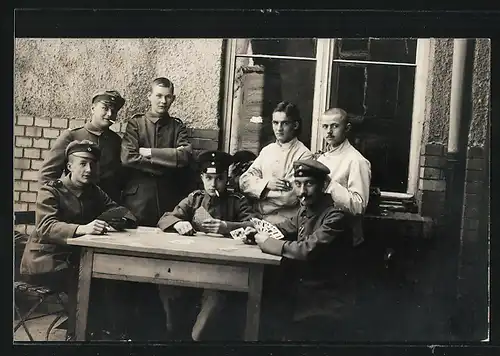 Foto-AK Soldaten beim Skat, Kartenspiel