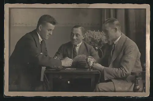 AK Drei Männer beim Kartenspiel