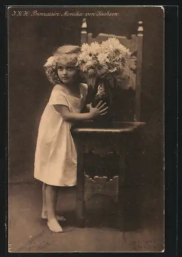 AK Prinzessin Monika von Sachsen mit Blumenvase