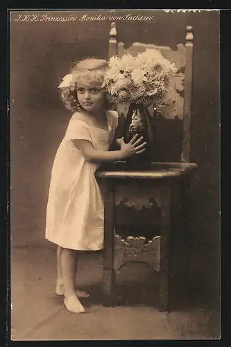 AK Prinzessin Monika von Sachsen mit Blumenvase