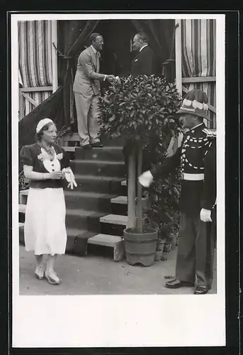 AK Königin Juliana von den Niederlanden bekommt von einem Soldaten die Hand gereicht