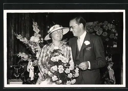 AK Königin Juliana von den Niederlanden mit Gemahl, Blumen und Hut
