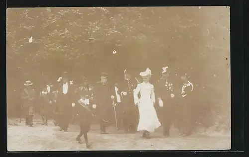 AK Königin Wilhelmina von den Niederlanden umringt von Soldaten bei einem Spaziergang