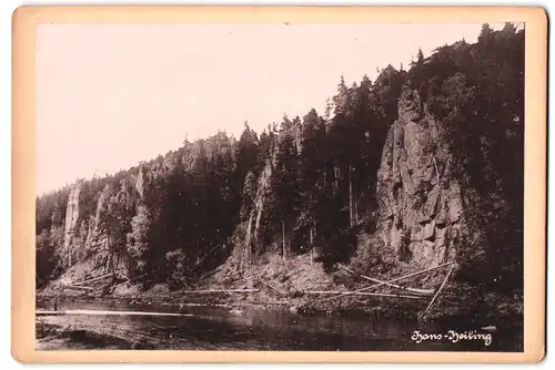 Fotografie unbekannter Fotograf, Ansicht Karlsbad, Blick über die Eger nach dem Hans Heilig Felsen