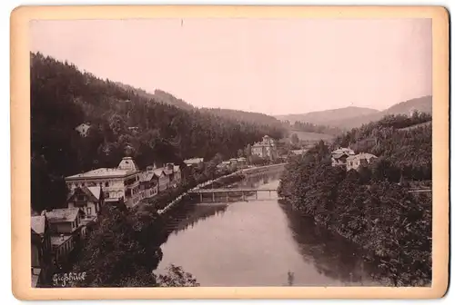 Fotografie unbekannter Fotograf, Ansicht Giesshübl / Kyselka, Blick entlang der Eger mit Wohnhäusern am Flussufer
