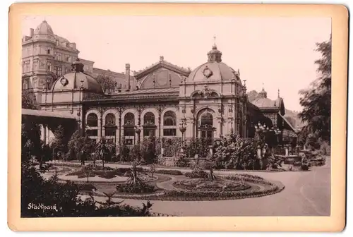 Fotografie unbekannter Fotograf, Ansicht Karlsbad, Blick in den Stadtpark mit Kurhaus