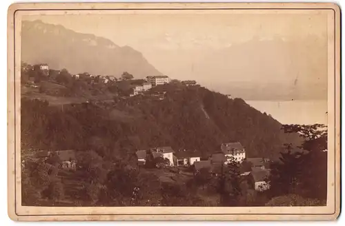 Fotografie unbekannter Fotograf, Ansicht Glion, Blick über den Ort mit Hotel am Genfer See