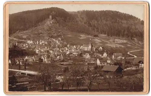 Fotografie unbekannter Fotograf, Ansicht Bad Liebenzell, Blick über den Ort mit Runie am Berg