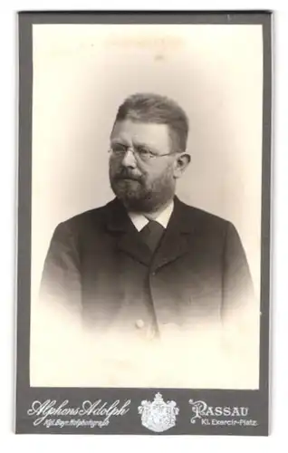 Fotografie Alphons Adolph, Passau, Kl. Exerzier-Platz, Bürgerlicher Herr mit Brille und Vollbart