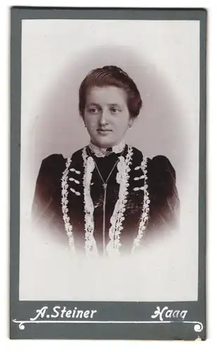 Fotografie A. Steiner, Haag, Junge Dame in hübscher Kleidung