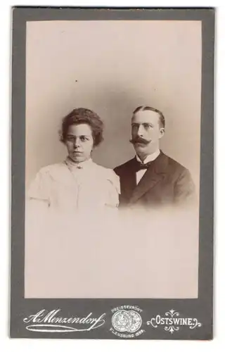 Fotografie A. Menzendorf, Ostswine, Ehepaar in eleganter Kleidung