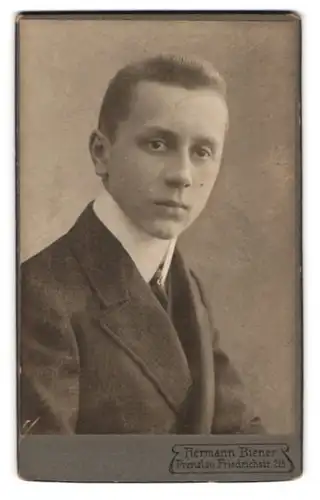 Fotografie Hermann Biener, Prenzlau, Friedrichstr. 215, Junger Herr im Anzug mit Krawatte