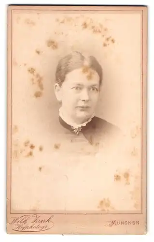 Fotografie Wilhelm Zink, München, Luitpoldstr. 9, Bürgerliche Dame mit zurückgebundenem Haar