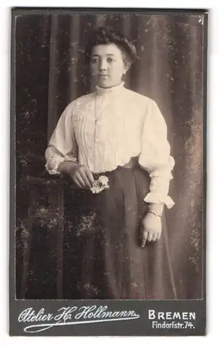 Fotografie H. Hollmann, Bremen, Findorfstr. 74, Junge Dame in Bluse und Rock