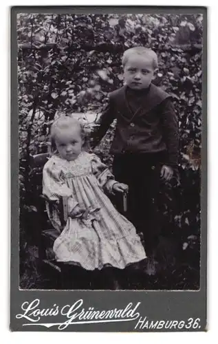 Fotografie Louis Grünewald, Hamburg, Kinderpaar in hübscher Kleidung