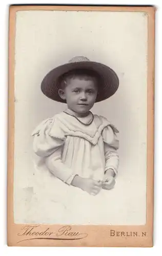 Fotografie Theodor Rau, Berlin, Fransecki-Str. 13, Kind im modischen Kleid mit Halskette