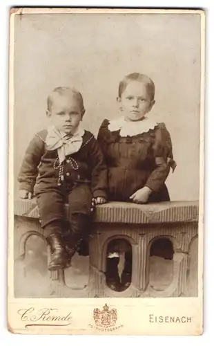 Fotografie Carl Remde, Eisenach, Frauenberg 29, Mädchen im Kleid mit kleinem Jungen