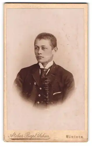 Fotografie Bapt. Urban, München, Dachauerstr. 25, Junger Herr im Anzug mit Krawatte