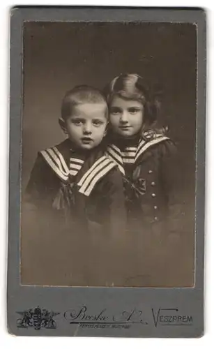 Fotografie A. Becske, Veszprém, Szabadság-tér 287, Kinderpaar in modischer Kleidung